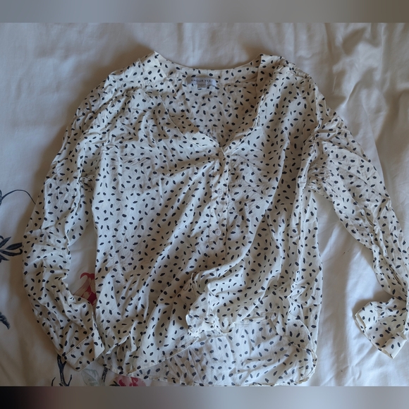 Amour Vert Tops - Women's White and Black Patterned Top